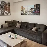 Spacious Renovated Flat 10Min To Metro Station