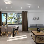 Christianna & George Luxury Hot Tub Apartment