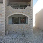 Spacious Apartment 3' From Beach