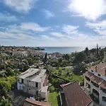 Spacious Apartment 3' From Beach