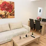 Renovated Spacious Flat 7Min To Subway Station-
