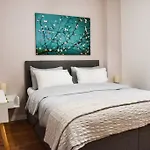 Newly Renovated-City Center Apartment