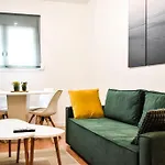 Newly Renovated-City Center Apartment