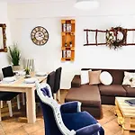 Cozy And Relax Apartment