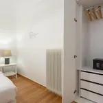 Vibrant Urban Getaway: Modern 1-Bedroom Near Bars, Parks, And Metro