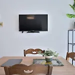 Seabreeze Apartment In Palaio Faliro/ Netflix