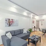 Amazing Apartment Near Metro Station!