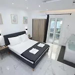 Apollo 2 Bd Jacuzzi Suite