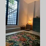 Anna'S House