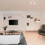 Phaedrus Living: Cozy Flat Koukaki