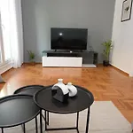 Minimal Apartment In Koukaki