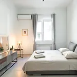 Newly Renovated Cozy Studio Downtown Athens