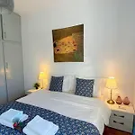 市中心地铁站附近的蓝爱小屋，适合商务和家庭小住