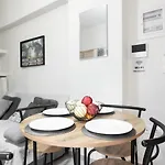 Cozy Cityscape Apartment In Athens