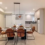 Large 2Bedroom, 2Bathroom Flat With Dining Space & Free Parking