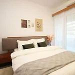 Sunny Apartment Overlooking The Park, Close To The Beach!