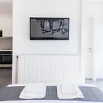 Stylish New Paradise Apt For 2 In Marousi