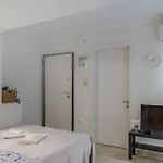 Renovated And Cozy Apartment Close To Metro