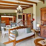Otzia Bay House, 5 Minutes Walking Distance From The Beach