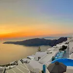 Esmi Suites Santorini