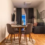 Nueve / There'S No Place Like Home