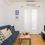 Cozy Apartment In Kato Petralona