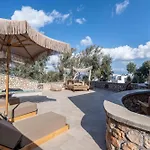 Pithos Apartments
