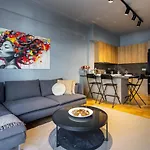 Zephyr 3-Bedroom Apartment In Athens