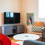 Dinoulas Penthouse: Renovated Apt In The City Center