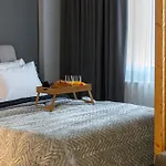 Aether Home - Modern & Luxe Stay With 65 Tv By Tt