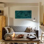 Downtown Central Suite With Private Parking