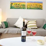 Aroura Homes 2Br Central Balcony Apt Metro