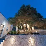 Menori Luxury Suites-Villa Athina