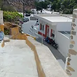 Anna'S House
