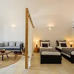 Firalia, Casa In Rock Suites