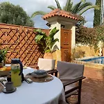 Pool Garden House Near The Sea