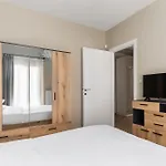 Camelia: Comfy City Apartment