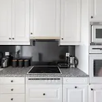 Fresh Detailed Stylish Apartment At Acropolis