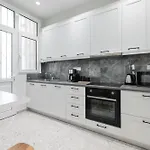 Contemporary 2-Bdr Apt Near Kalimarmaro & Alsos Park!