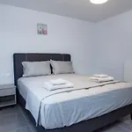 Charming Urban Oasis 1Br Apt Near Megaro Mousikis
