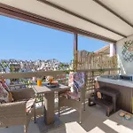 Athenian Sky Retreat: Jacuzzi & Fresh Elegance!