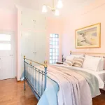 Bright, Calming Retreat With A Balcony Near Metro!