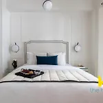 Athenian Elegance, Ensuite Whirlpool & Fireplace Near Acropolis