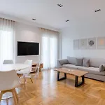 Comfort Oasis: Work-Friendly Space W/Fiber Net