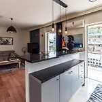 Funky Apartment In Zografou