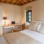 Moni Emvasis Luxury Suites