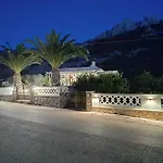 Reisis Family Residence