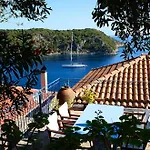Zaros House. Two-Bedroom Traditional House With Sea Views In Kioni.