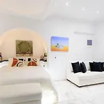 Elegant Escapes Plaka