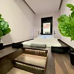 Four Seasons - The Crown Apartment